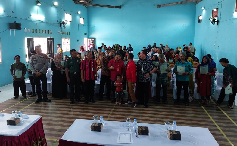 Penyerahan Sertifikat PSTL Oleh Bupati